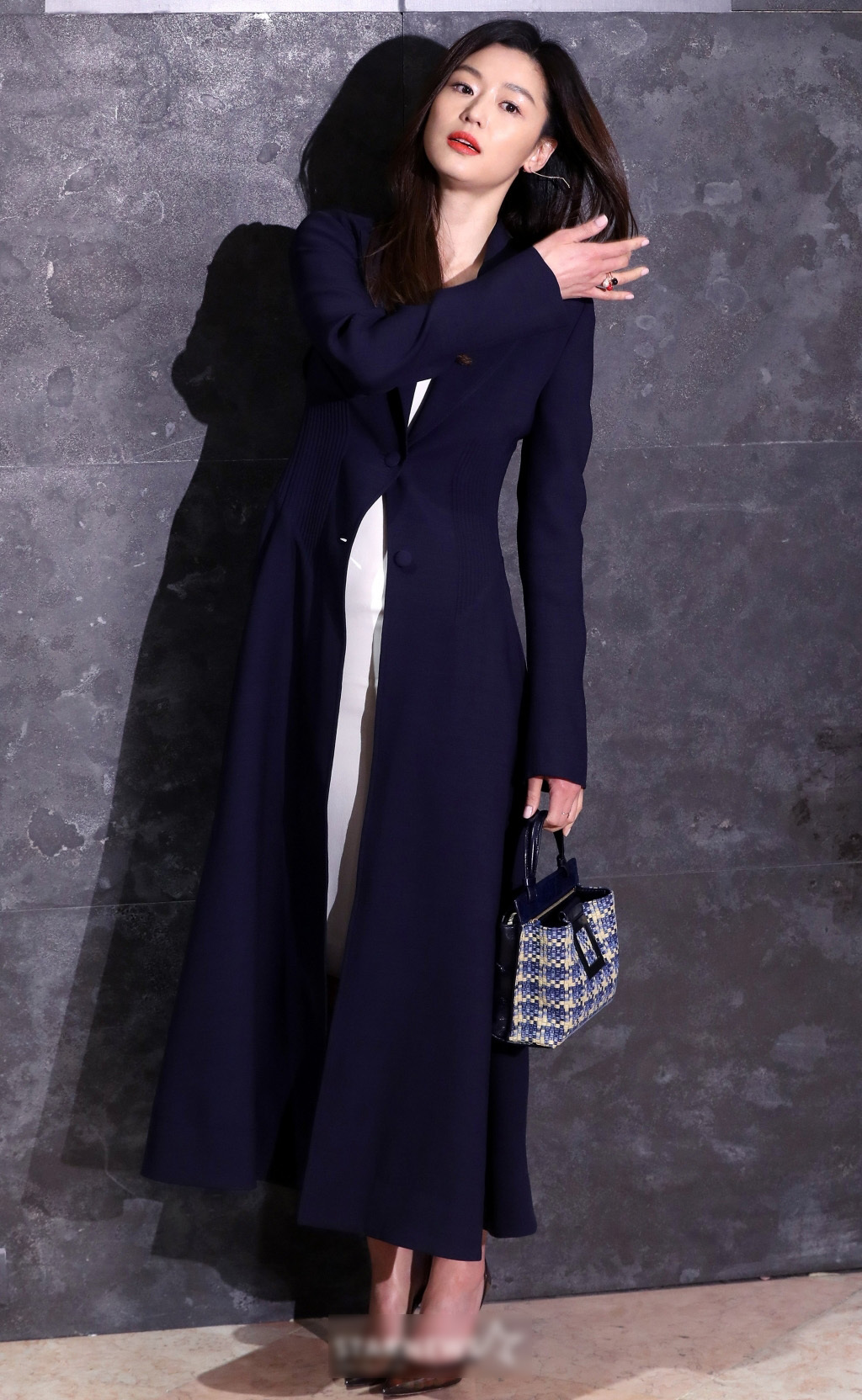 全智贤把普通工作服穿出了晚礼服的效果,走出走红毯一样的气场!