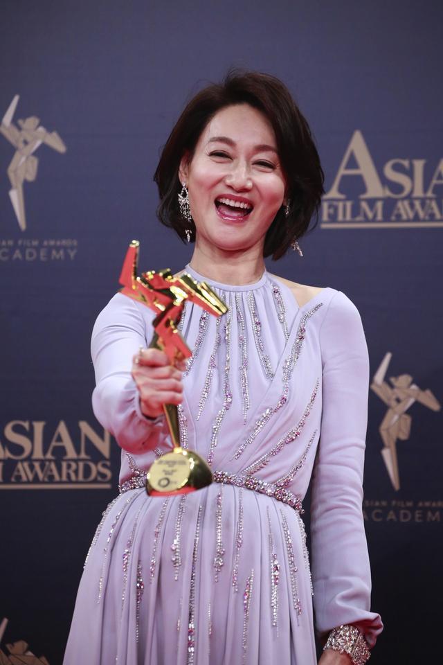 59岁惠英罕有公开泳装照好身材不输嫩模曾自资10万拍摄青春影集