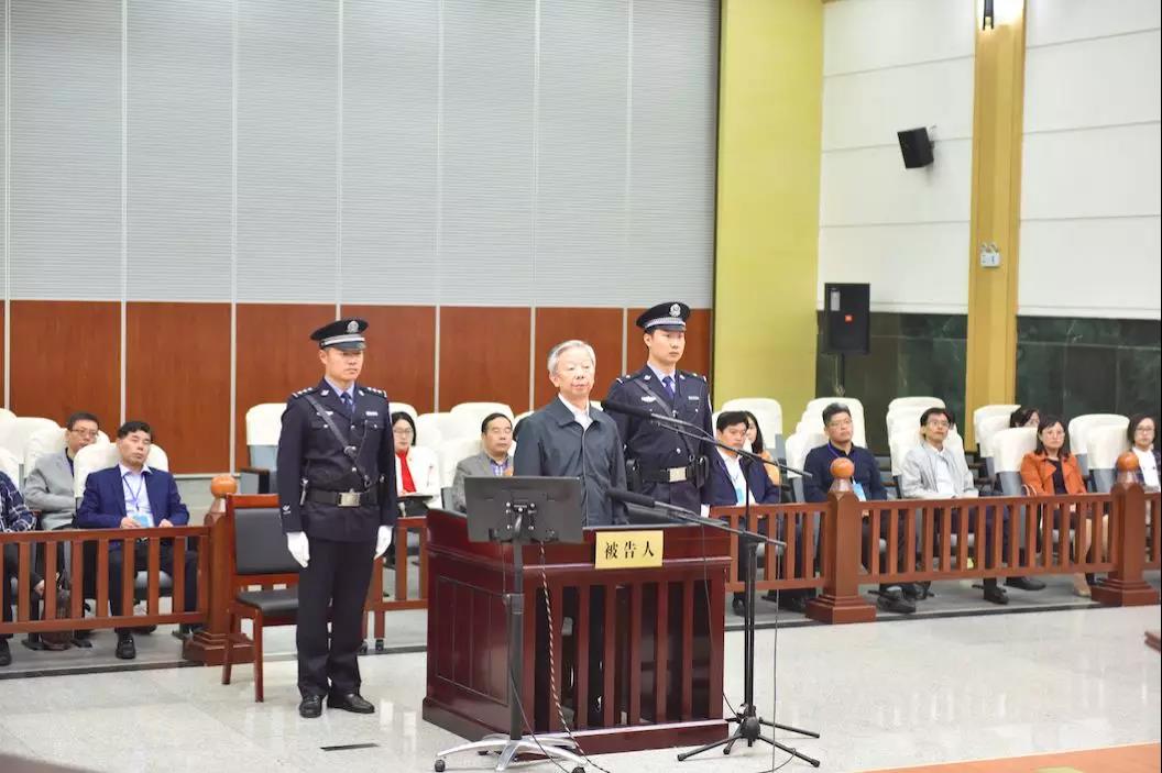 1996年至2002年,时任南京市江宁县(区)委常委,开发区党工委副书记