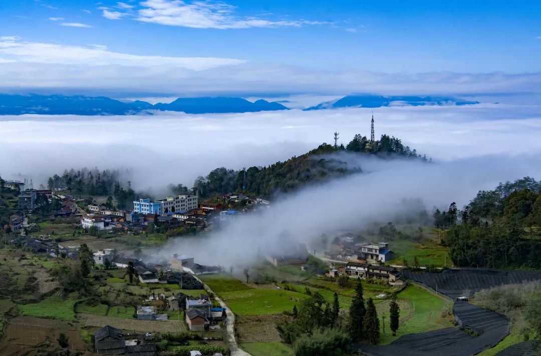 再过不久就是州庆小长假了,不妨带上家人前往麻栗坡县茨竹坝,共享一场