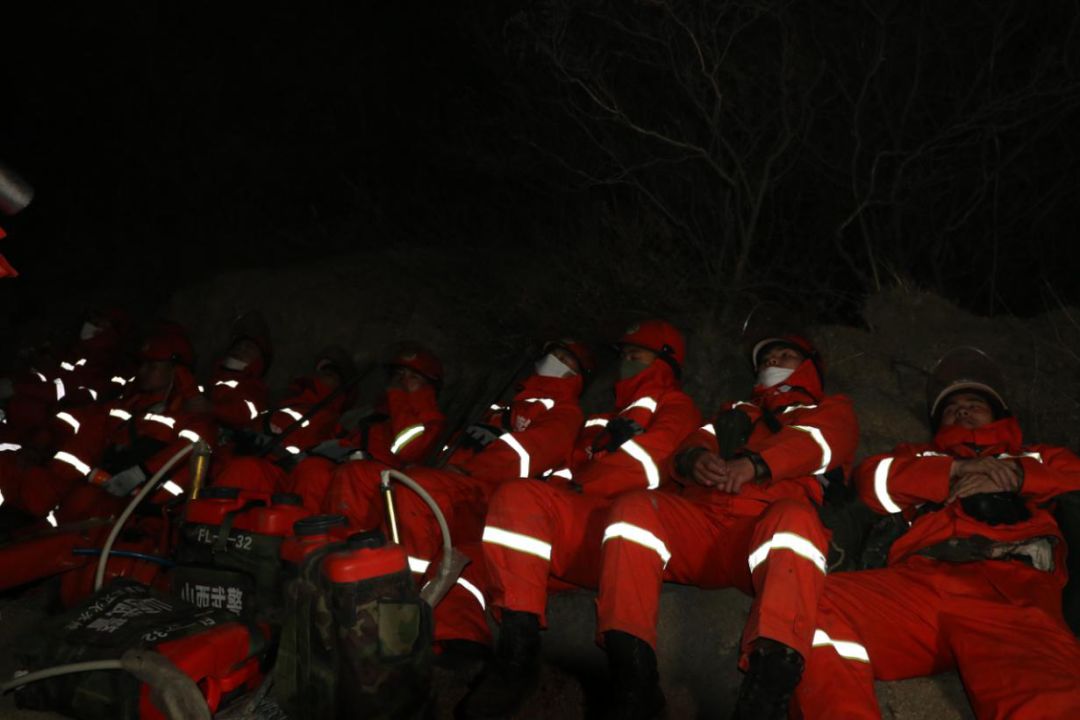 山西这个地方山林起火,200余名武警官兵连夜扑救!