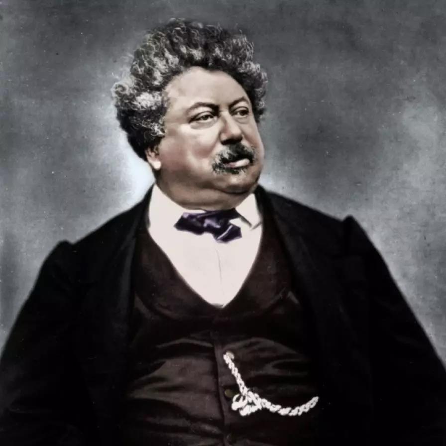 他在今天经常被人诟病的一点是,大仲马的创作行为更像是开了一家小说