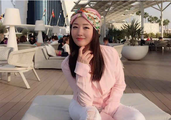 48岁杨钰莹旅行晒美照,白衣飘逸身材纤细,气质优雅似仙女__凤凰网