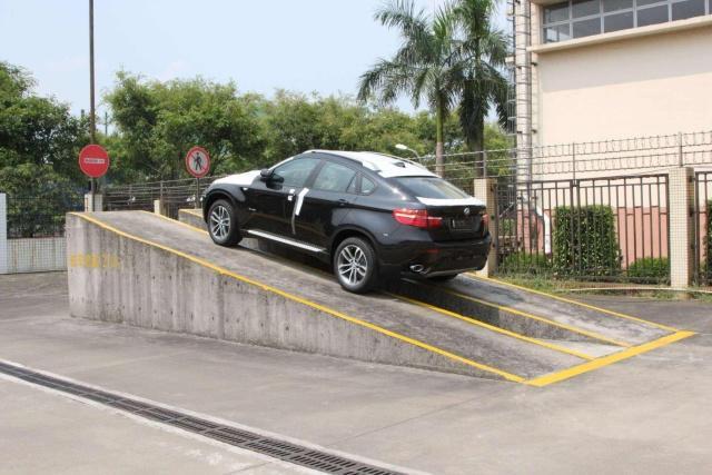 坡道停车时p挡该怎么挂?顺序别弄错,否则变速箱可能少用好几年