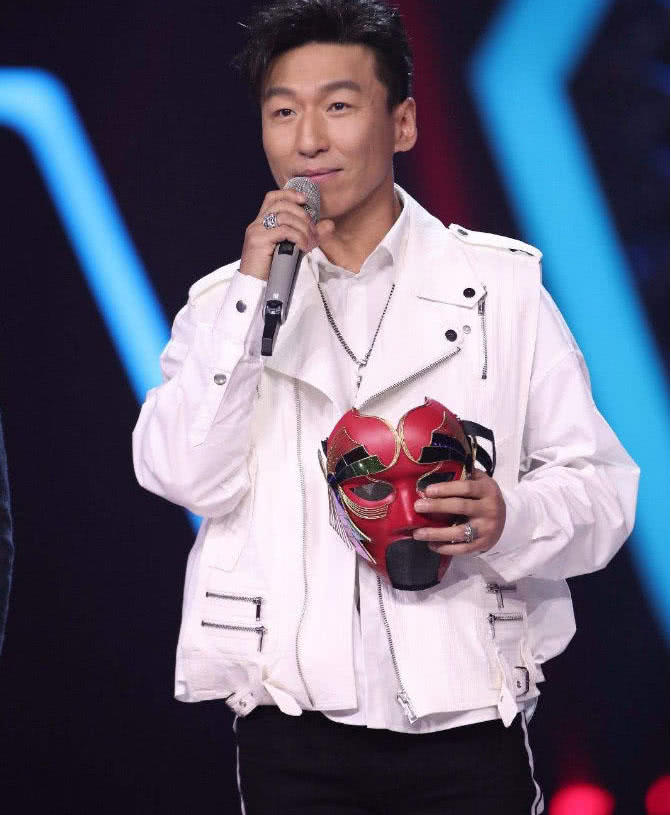 陈羽凡时隔半年重回录音室?独自一人未见胡海泉,网友:想复出?