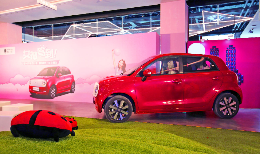 万物皆春色你需要一辆草莓红欧拉r1女神版来洋溢青春