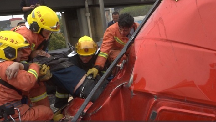 視頻同濟路高架一出租車突變道致兩集卡追尾造成2人受傷出租司機已被