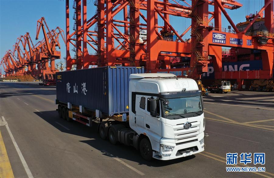 无人驾驶集装箱卡车亮相唐山港__凤凰网