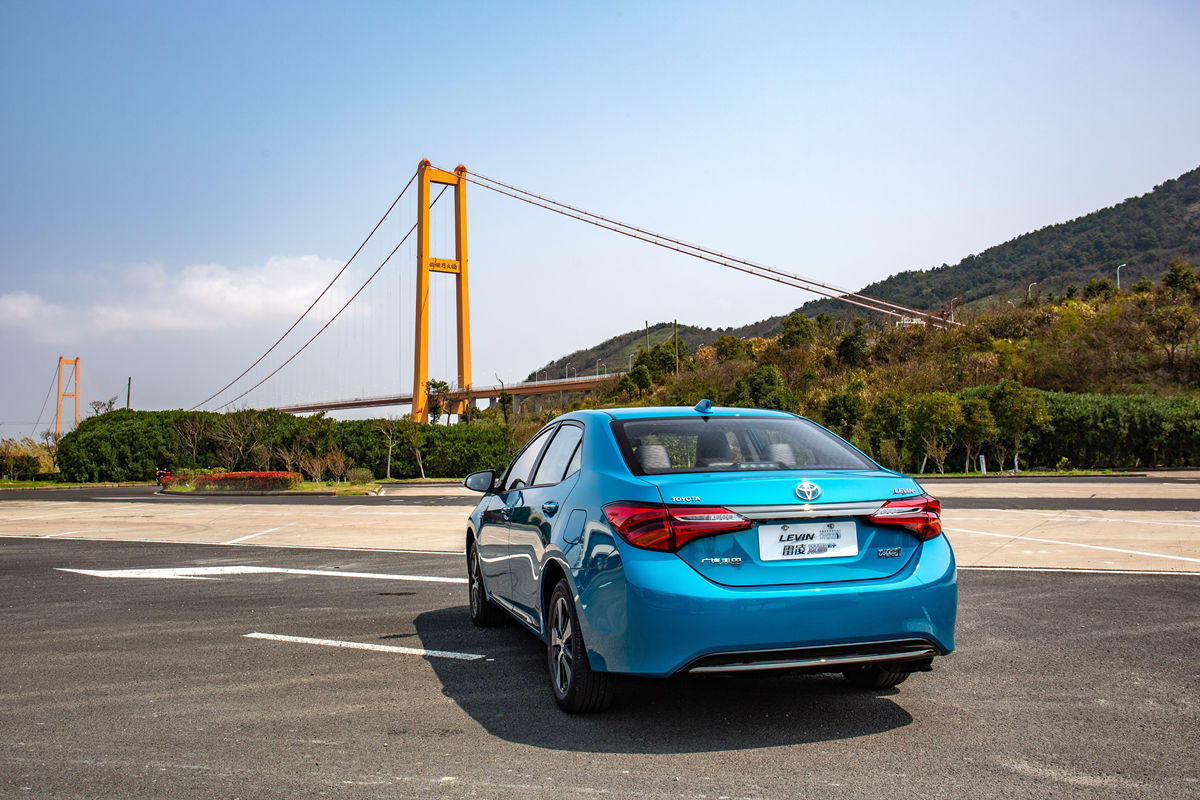 左手充电右手加油试驾雷凌双擎e