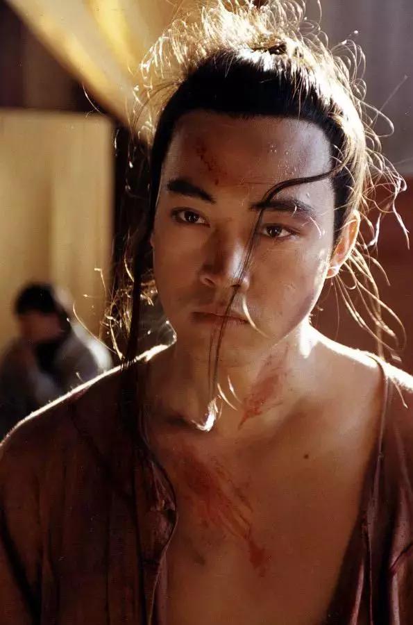 吴军忱脸上有着少年英雄的轻狂与执着,同时国字脸和丹凤眼的长相