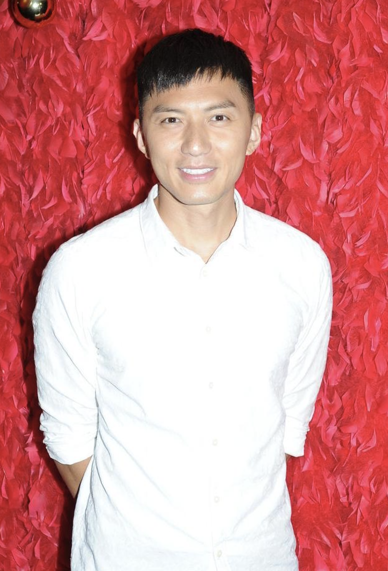 tvb小生袁伟豪是非不断遭网友指责耍大牌与粉丝合照前后两个样