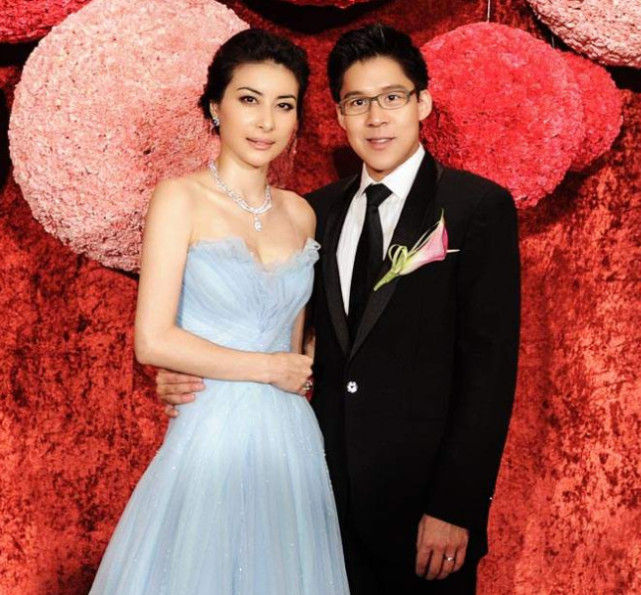 38岁郭晶晶近照携老公幼子插秧干农活儿子长得比老公还帅