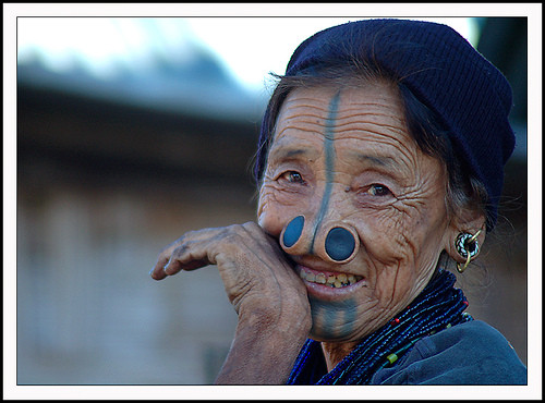 中国西藏有这样一个部落,鼻子上塞木塞,脸部还纹身,越丑越幸运