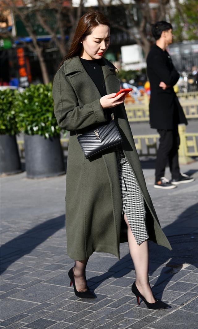 姑娘们纷纷穿起了大衣避寒~带来一组穿风衣的黑丝袜美女,高贵典雅