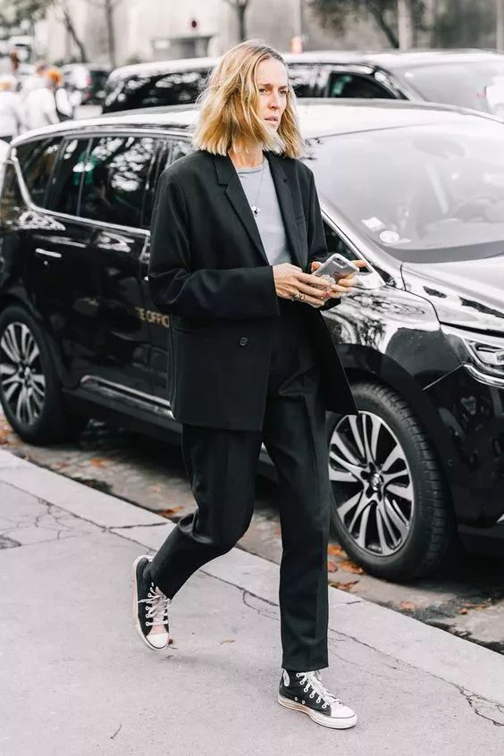 经典的黑白配穿搭法低调内敛,帆布鞋可以中和西装的正式感,可帅可盐