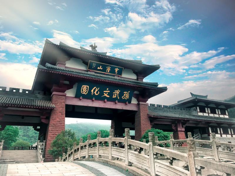 穹窿山景区北大门直上穹窿山,南门即孙武文化园正门.