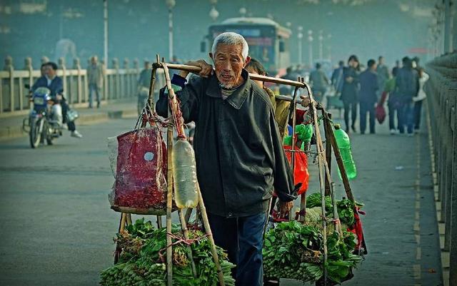 直击在电子厂打工青年的 生活,和他们的"秘密",是挥霍青春?