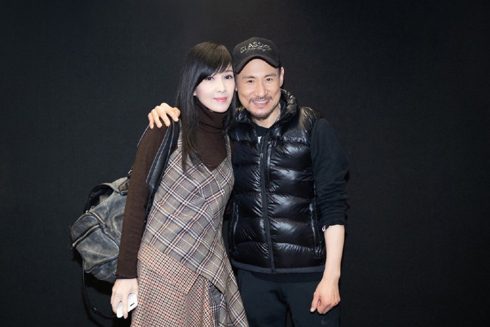 周慧敏和张学友在一起的合影,可以见到她穿着一件褐色的毛衣,搭配一件