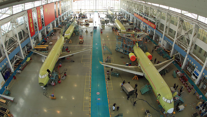 arj21飞机生产现场,212工位职工何侨负责的是中央翼上壁板装钉工作,这