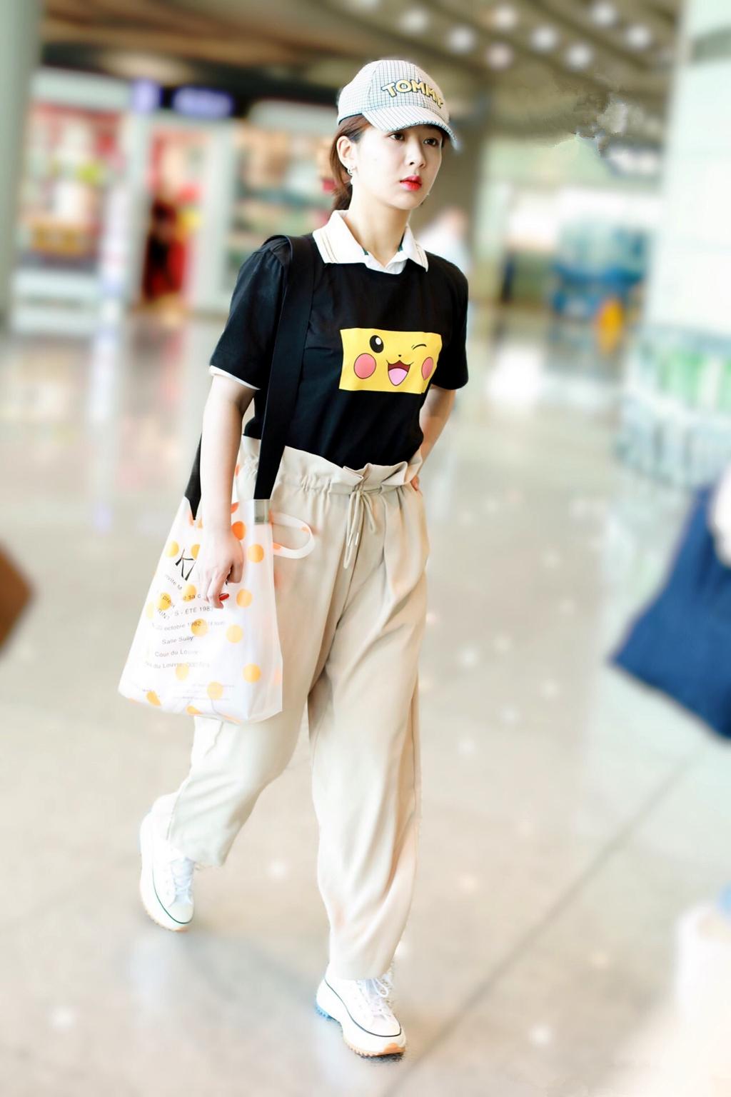 杨紫印花t恤搭配米色长裤,清爽活力