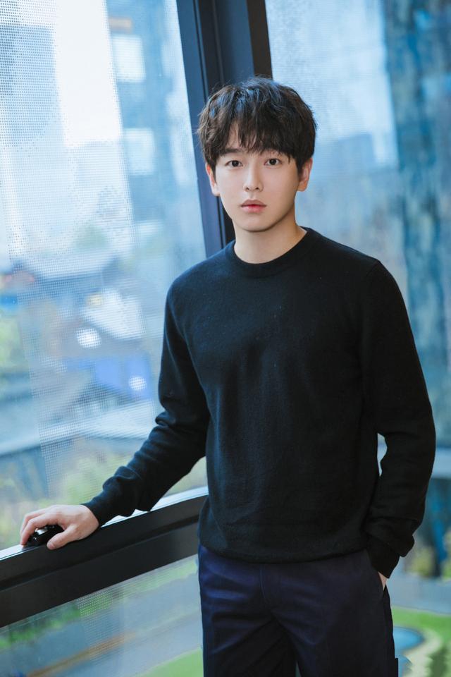 何老师晒出彭昱畅肌肉照,证明彭昱畅真瘦了,2周瘦15斤不是梦!