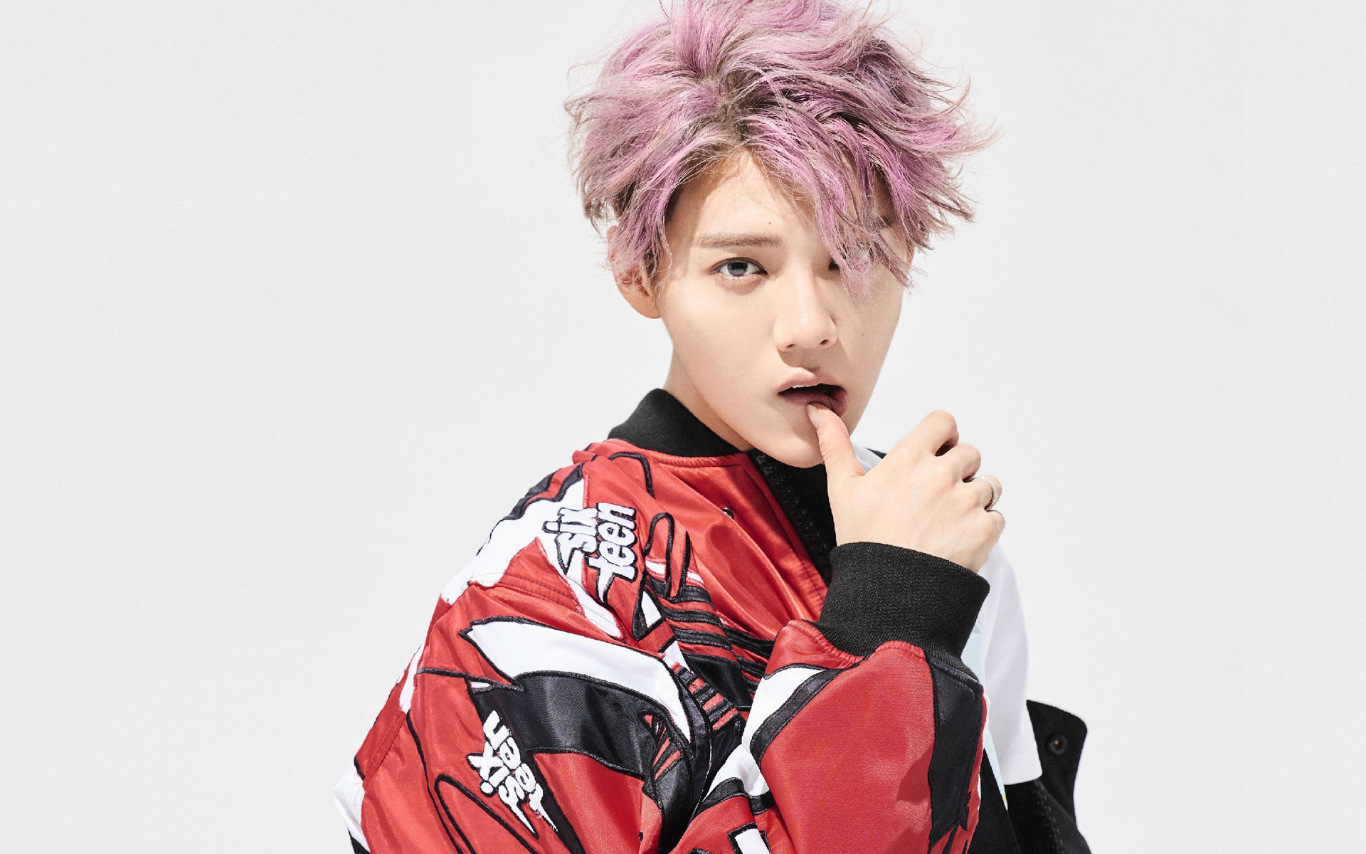 比如曾经红透半边天的国民先生鹿晗,在与关晓彤恋爱后几乎是第一时间