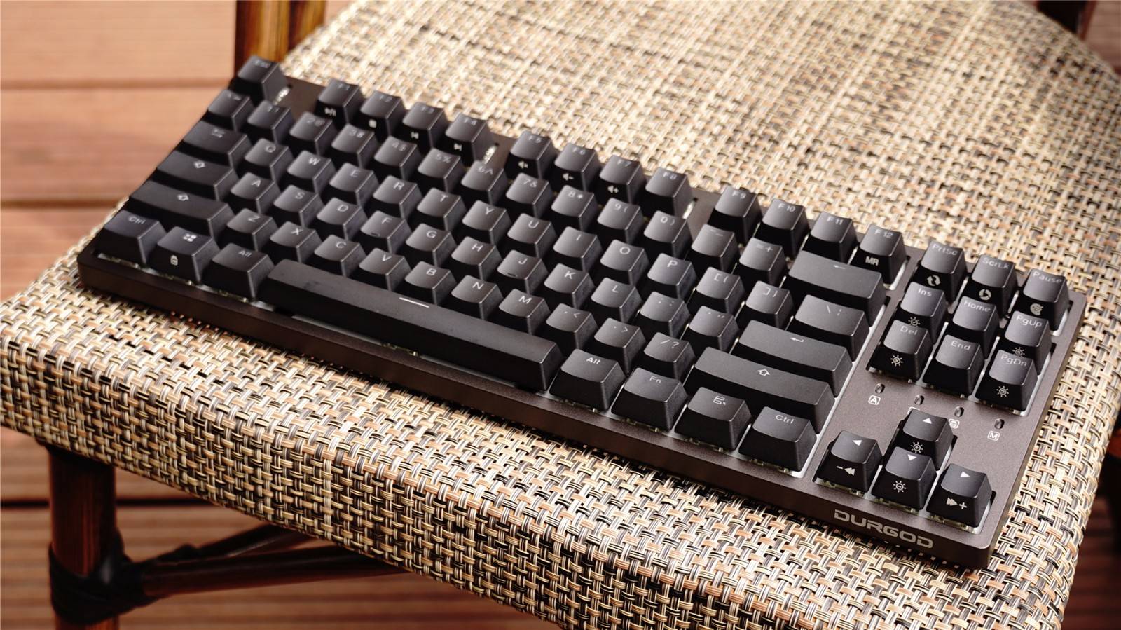 不止有颜值还很有实力杜伽taurusk320樱桃rgb银轴机械键盘体验