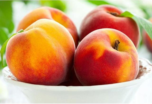 夏天吃桃子好处多多但吃桃子7大禁忌怎么预防吃桃子过敏