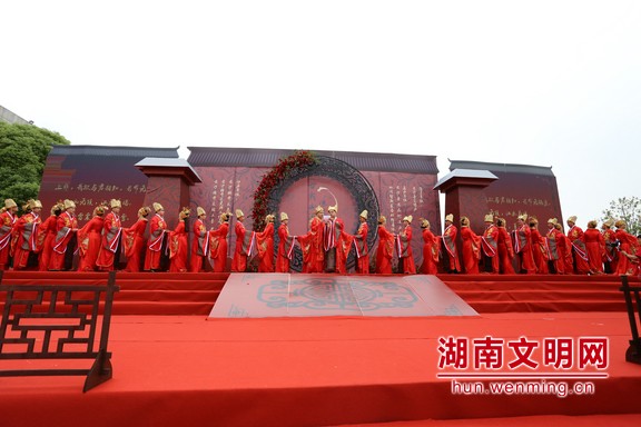 新婚夫妇上台,面对彼此郑重宣誓.图片来源:湖南文明网 记者 彭团 摄