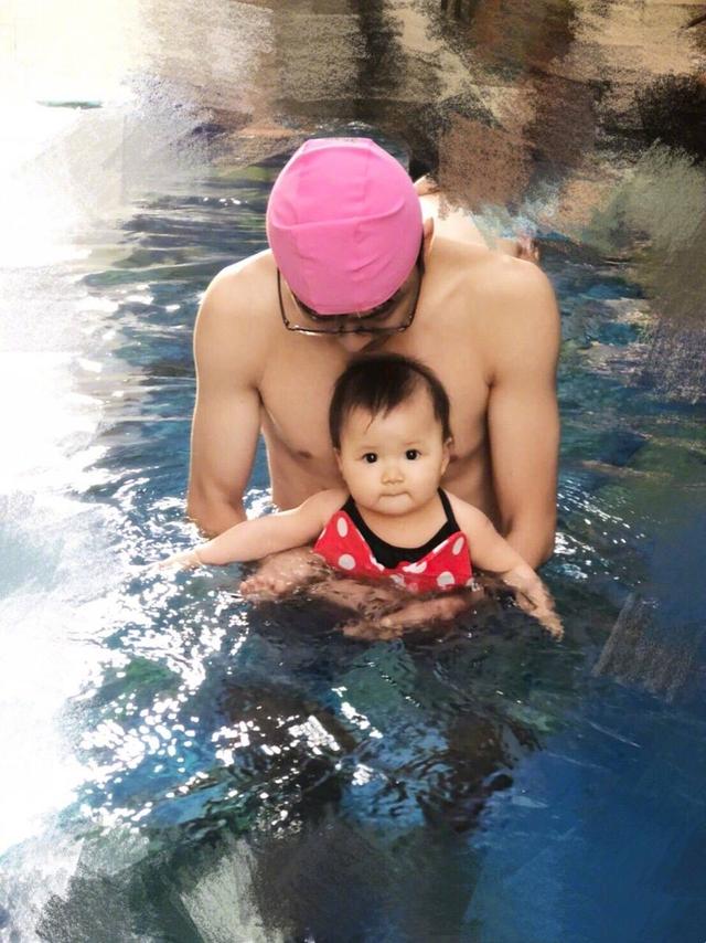 江宏杰陪女儿爱拉酱游泳,父女同框笑得合不拢嘴