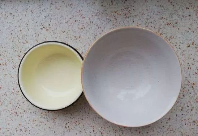 北方的碗比脸大,菜用盆装.