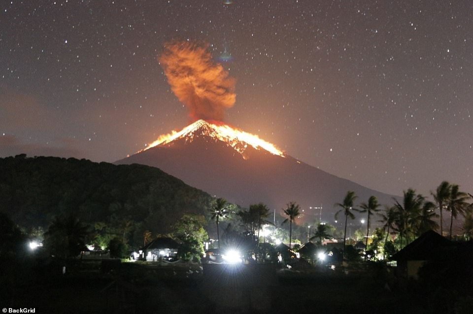 巴厘島阿貢火山噴發進出機場的航班都已取消