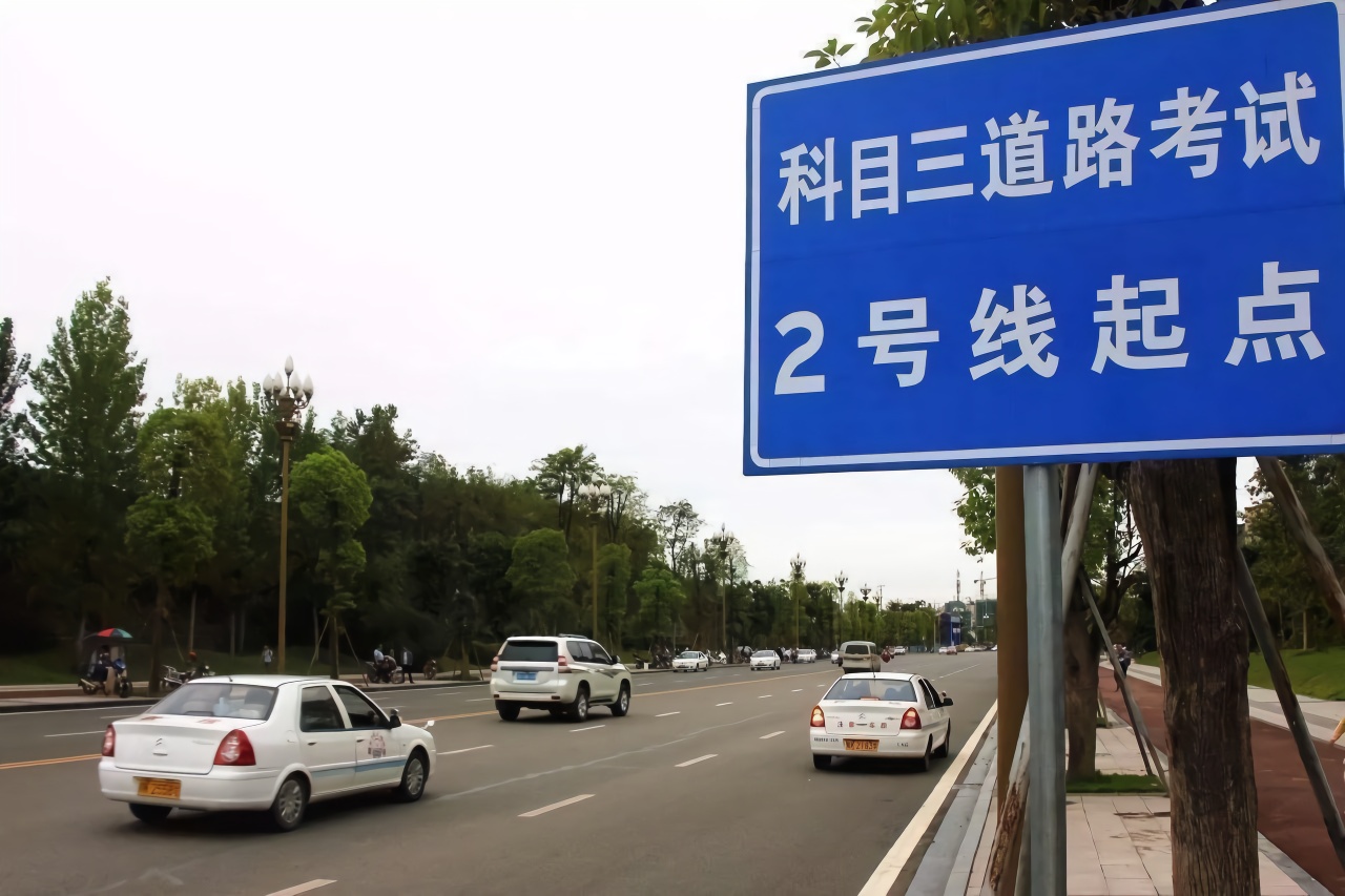 科目三直线行驶经常被扣分,老司机说了个小技巧,轻松就通过考试