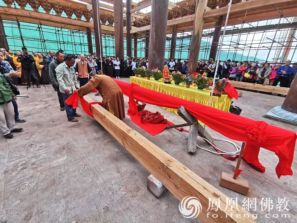 图片纪实:佛寺大殿上梁全程__凤凰网