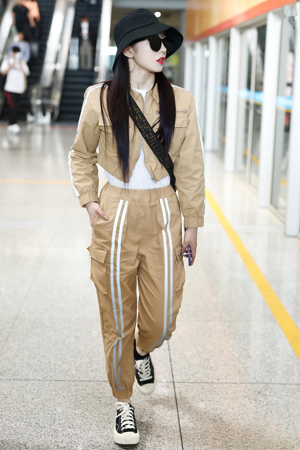 孟美岐休闲运动装扮现身机场,好酷一女的