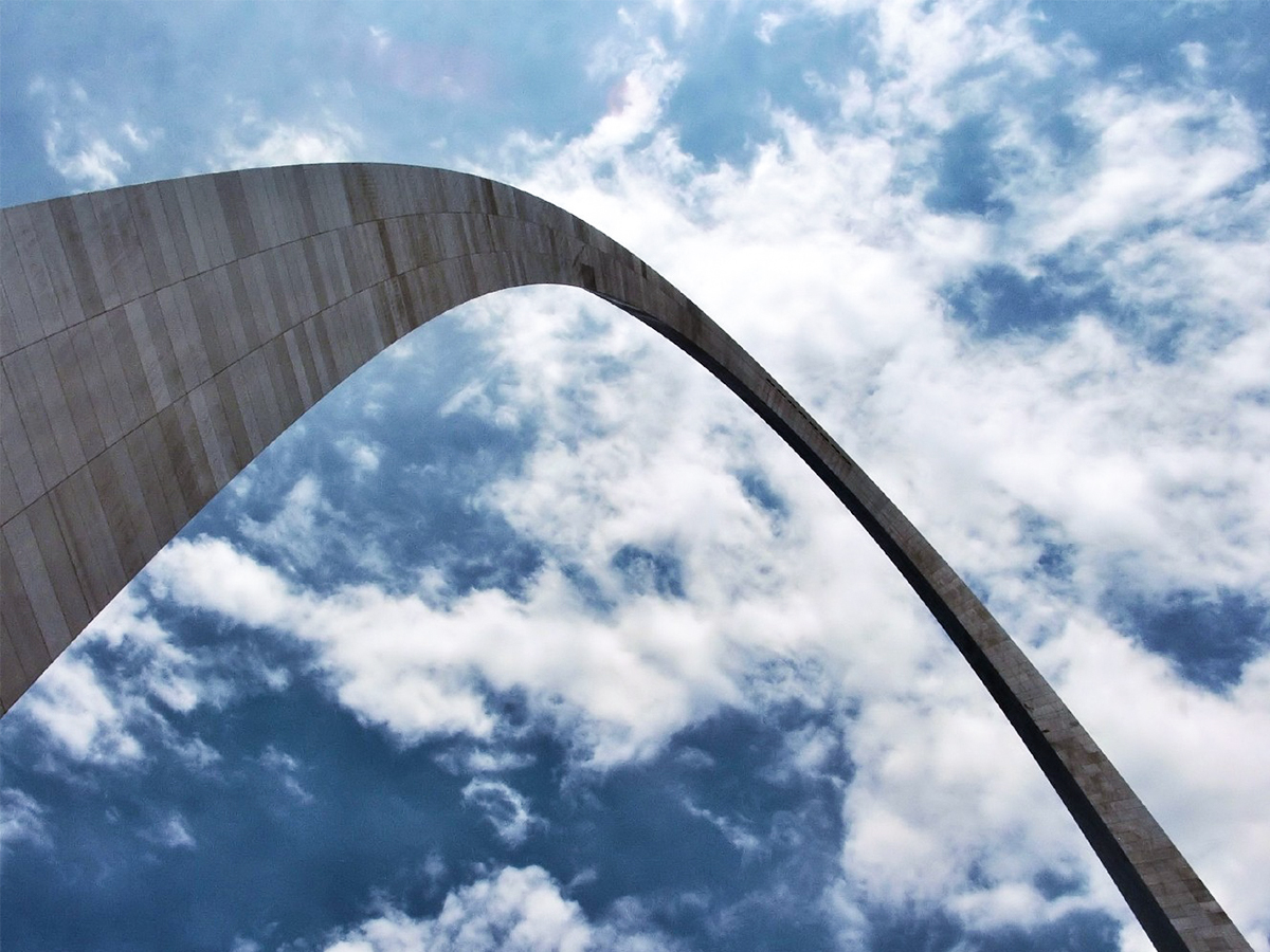 阳光照射下的拱门光彩炫目