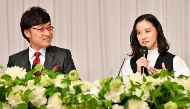 年33岁的著名演员苍井优,与42岁搞笑艺人山里亮太,已于6月3日登记结婚