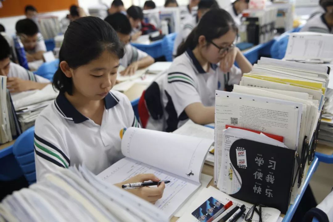 实拍高考前东营市一中的一幕幕你怎么哭了