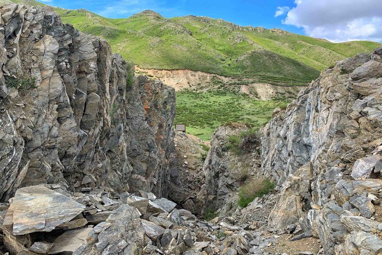 山崩地裂:卡拉先格尔地震断裂带