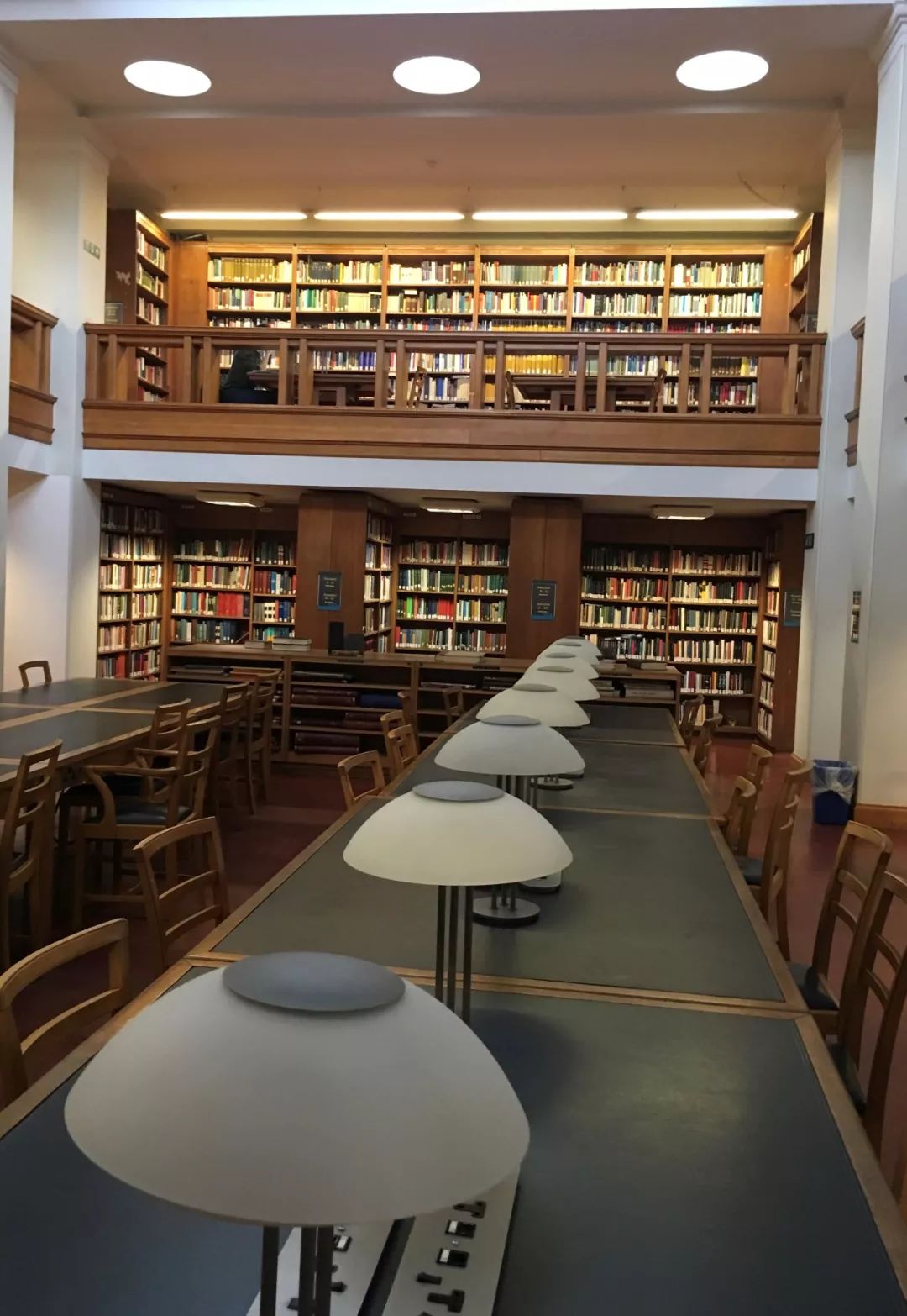 伦敦大学学院图书馆里的盗梦空间