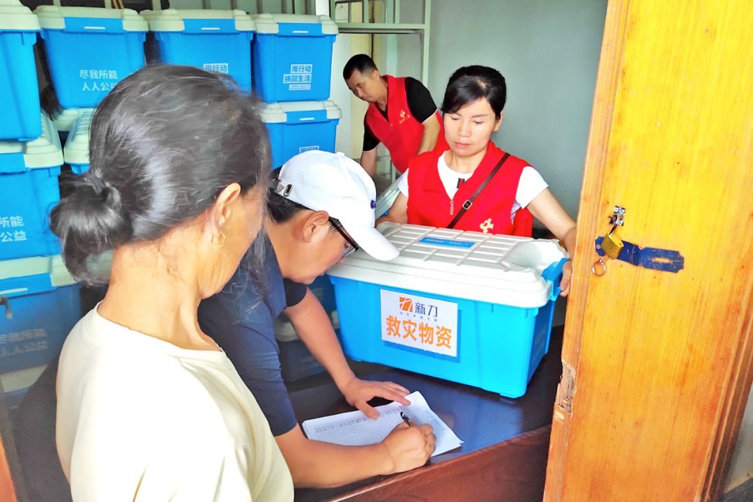 灾区正在分发新力救灾物资
