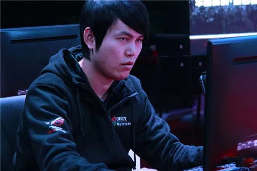 dota2:龙神借号天梯单排练辅助,却玩起了大哥,连zhou神都笑了