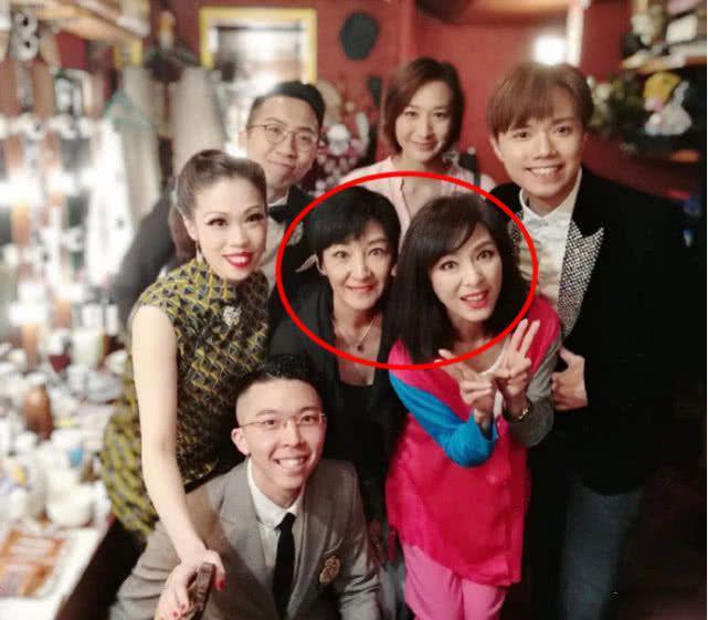 周润发带着一群明星去爬山,看到他们素颜后,网友:一群大爷大妈