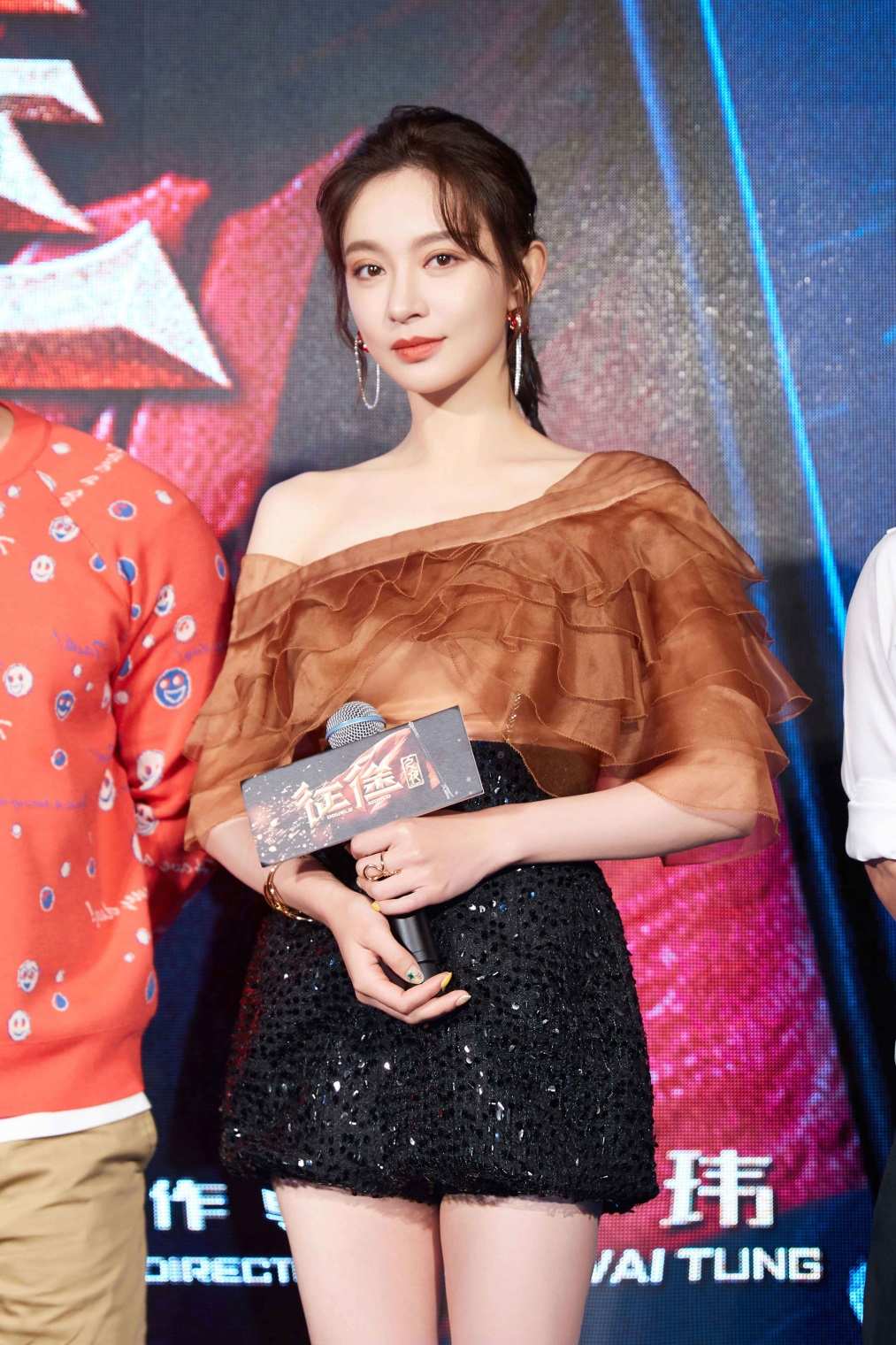 施诗出席电影征途发布会新角色自带神秘感引爆期待