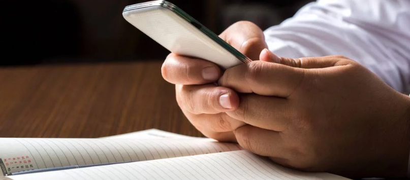 玩手机的正确姿势,避免手机成为你身体生长的阻碍__凤凰网