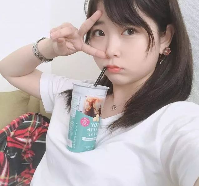 用胸夹杯喝奶茶女人红脸男人遮眼的骚操作