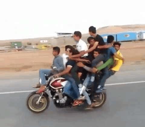 印度摩托车超载54人图图片
