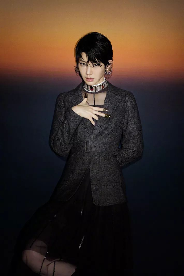 戚薇的穿搭风格素来前卫又大胆,如今改换短发形象以后,整体风格更甚