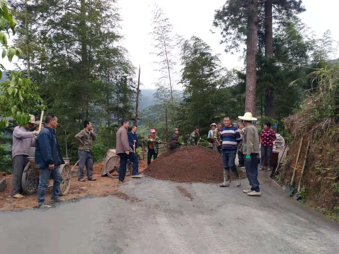 与村民一起硬化马堤村通村小组道路.