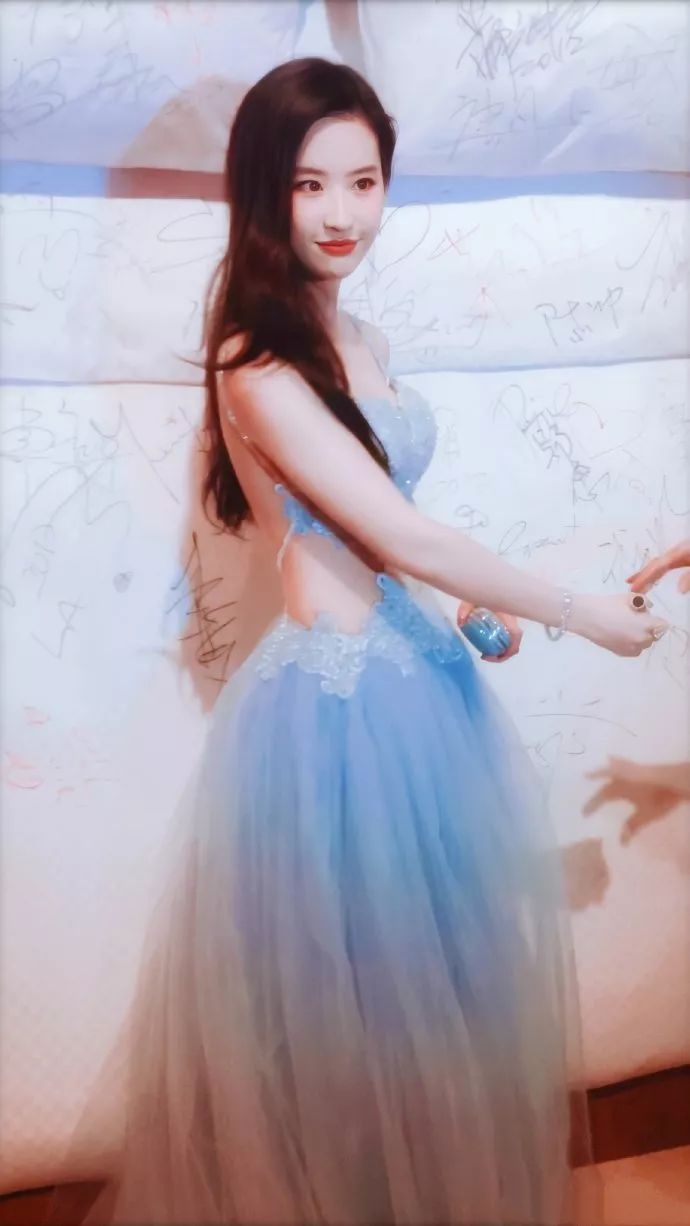 刘亦菲露背装礼服,超凡脱俗,回眸一笑百媚生